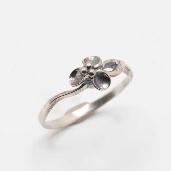 Vintage Sterling Silver Flower Ring - Picture 4 of 11